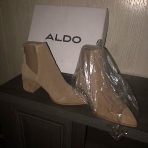 Size 11 ALDO Womans casual suede ankle boots.
